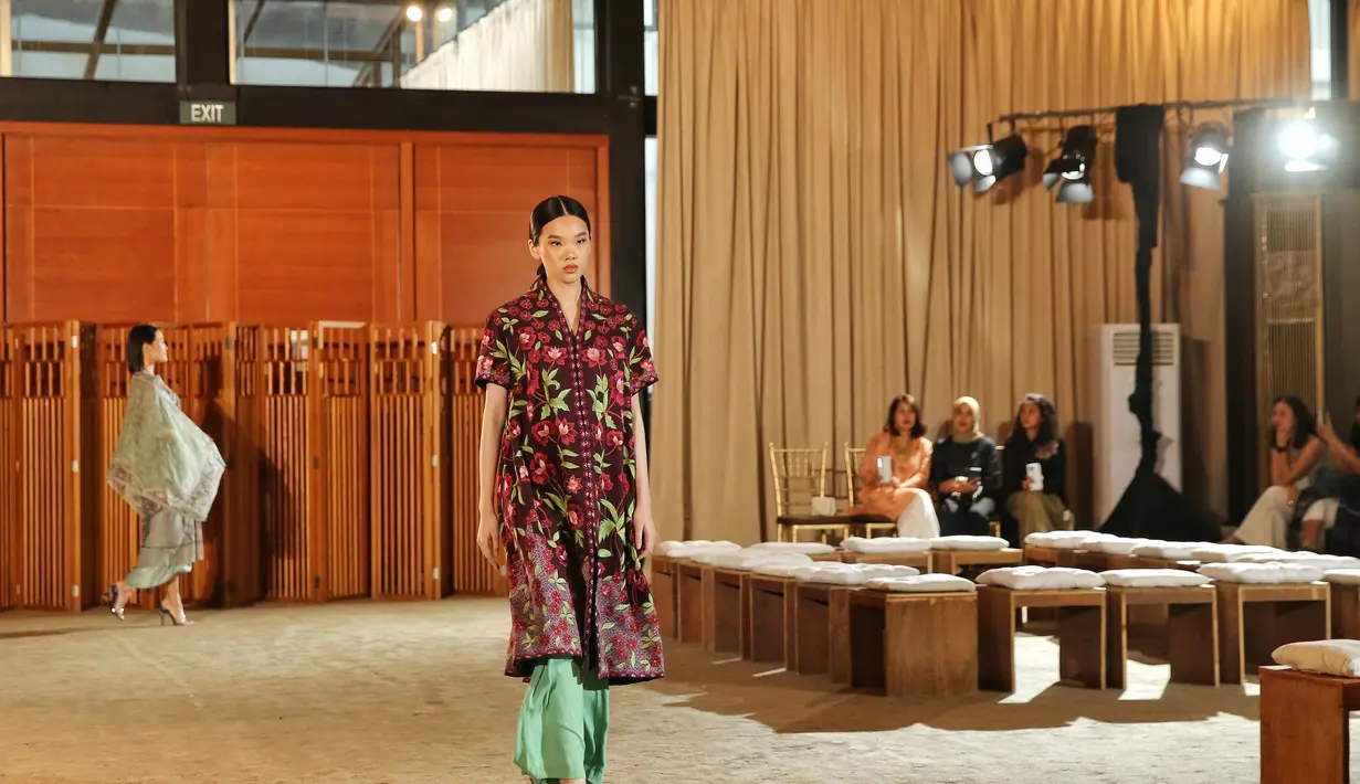 Warna koleksi yang ditampilkan mengadopsi warna alam di Indonesia, seperti hijau, cokelat, dan merah