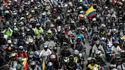 Pengendara sepeda motor memprotes kenaikan harga bahan bakar di Bogota, Kolombia, Rabu (12/10/2022). Selain kenaikan harga bahan bakar dan kenaikan asuransi wajib pihak ketiga, aksi ini juga memprotes perlakuan buruk yang dirasakan oleh polisi. (AP Photo/Ivan Valencia)