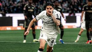 Ekspresi emosional bek Borussia Monchengladbach setelah mencetak gol kemenangan atas Union Berlin dalam laga pekan ke-24 Bundesliga 2025/2026, Minggu (1/3/2026). (Instagram Kevin Diks)