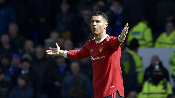 Penyerang Manchester United, Cristiano Ronaldo memberi isyarat kepada hakim garis saat bertanding melawan Everton selama pertandingan lanjutan Liga Inggris di Goodison Park, di Liverpool, Inggris, Sabtu (9/4/2022). Everton menang atas Manchester United 1-0.  (AP Photo/Rui Vieira)