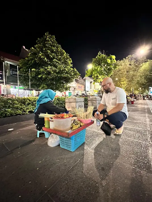 Bersama sang suami menikmati malam di kawasan Malioboro. Banyak hal yang membuatnya kangen dengan kawasan Malioboro di malam hari. [Instagram/devips]