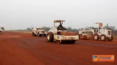 Citizen6, Kongo: Kompi Zeni TNI mengerahkan 10 personel dan alat-alat berat berupa satu unit Vibro Roller, Grader, Dump Truck Tangki Air, Dump Truk Angkut Tanah dan satu unit Beco Loader. (Pengirim: Badarudin Bakri)