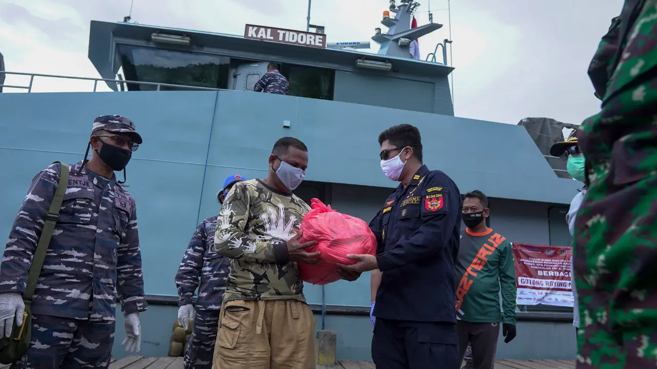 Bea Cukai Salurkan Bantuan untuk Penduduk di Pulau Makian dan Pulau Moti