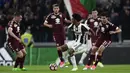 Gelandang, Juventus, Juan Cuadrado, berusaha melewati beberapa pemain Torino. Dalam pertandingan tersebut kedua tim memakai formasi 4-2-3-1. (AFP/Miguel Medina)