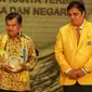 Wakil Presiden Indonesia ke-10 dan ke-12 Jusuf Kalla (kiri) membawa penghargaan didampingi Ketua Umum Partai Golkar Airlangga Hartarto (kanan) dalam peringatan HUT ke-55 Partai Golkar di Jakarta, Rabu (6/11/2019). (Liputan6.com/JohanTallo)