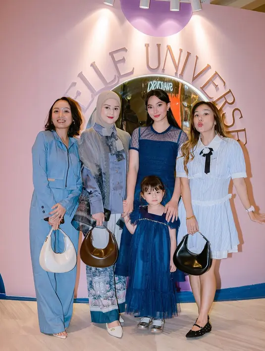 Meskipun model gaunnya berbeda, keduanya berhasil memancarkan harmoni dan keanggunan sebagai ibu dan anak. Kombinasi ini menampilkan bagaimana mereka tetap serasi dan kompak, sekaligus memberikan pesona masing-masing.  [@asmirandah89].