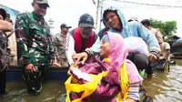 Tinjau Banjir Banjar, Mensos Gus Ipul Sapa dan Salurkan Bantuan