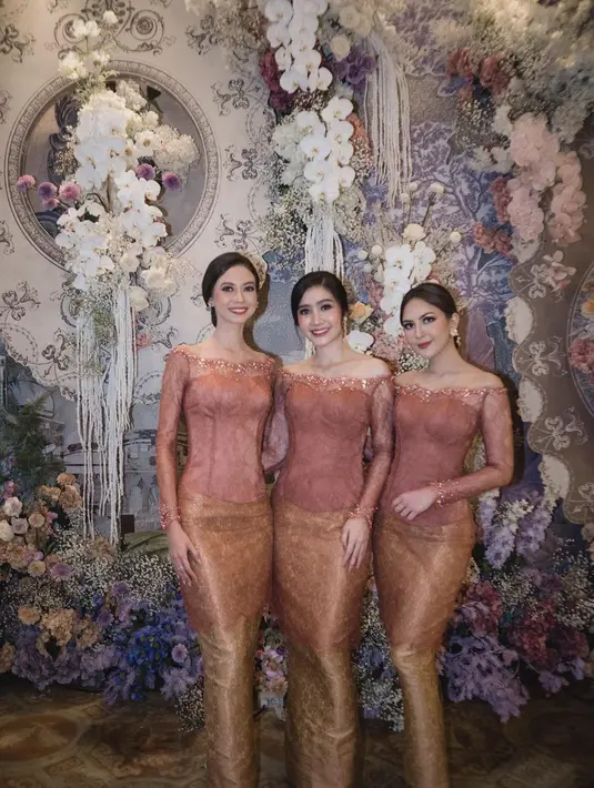 Yuki Kato dan Jessica Mila pernah tampil tak kalah menawan sebagai bridesmaid dari sang sahabat Enzy Storia saat menikah. Berpose bersama Febby Rastanty, ketiganya mengenakan kebaya bernuansa pink dipadu dengan kain batik keemasan sebagai rok. [Foto: Instagram/jscmila]
