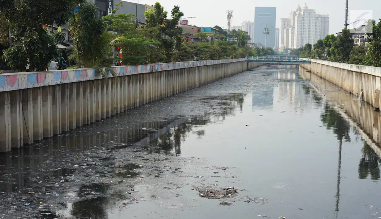 Penampakan aliran Kali Item yang dipenuhi sampah dan lumpur di kawasan Kemayoran, Jakarta, Rabu (4/9/2019). Selain menimbulkan bau tidak sedap, kondisi tersebut juga berpotensi menjadi sarang penyakit. (Liputan6.com/Immanuel Antonius)