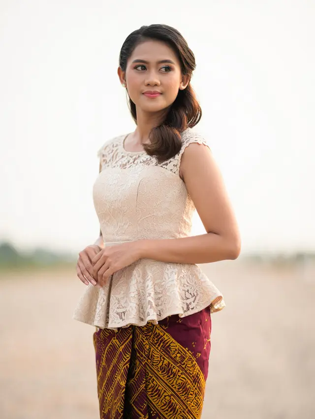 Rok Batik Lilit Kombinasi Brokat Cocok untuk Bridesmaid Adat Modern