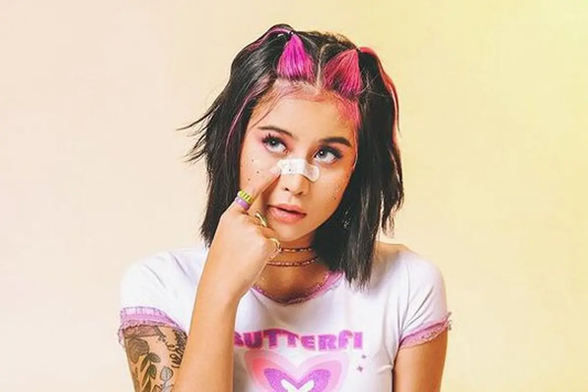 [Fimela] 7 Potret Cantik Awkarin Saat Pemotretan Bertema E-Girl Aesthetic