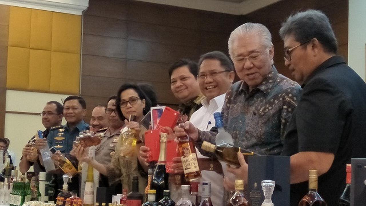 Sri Mulyani Cs memusnahkan miras sampai ponsel ilegal (Liputan6.com/Septian Deny)