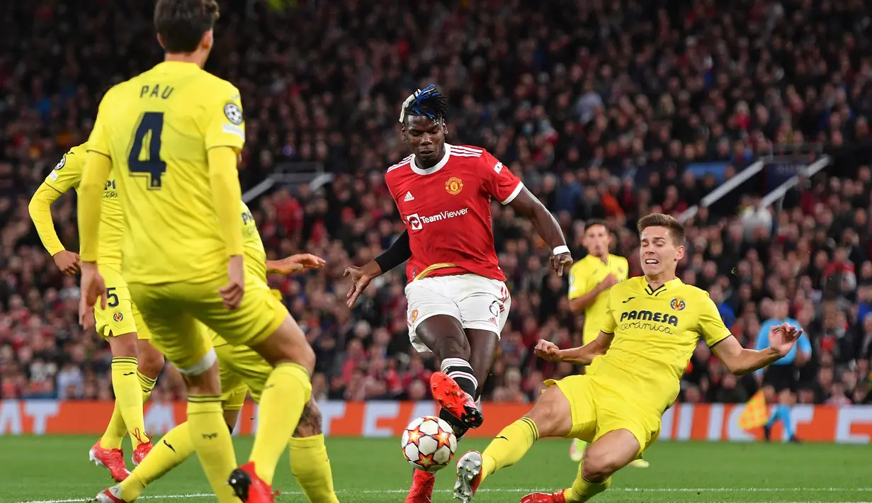 Manchester United gantian mengancam gawang Villarreal pada menit ke-37. Sepakan jarak jauh Paul Pogba masih dapat diamankan kiper Villarreal, Geronimo Rulli. (AFP/Anthony Devlin)