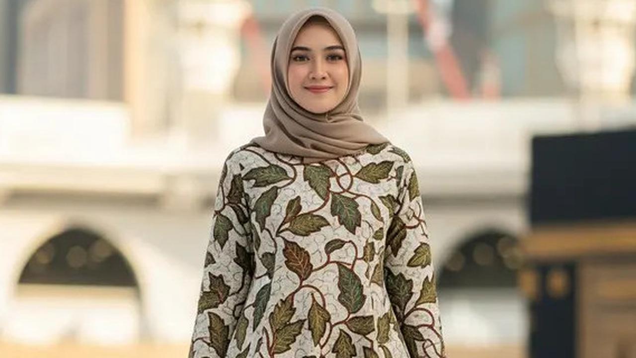 Digandrungi Muslimah Muda, Ini Deretan Gamis Batik Modern dengan Detail Blazer Warna Lilac Soft