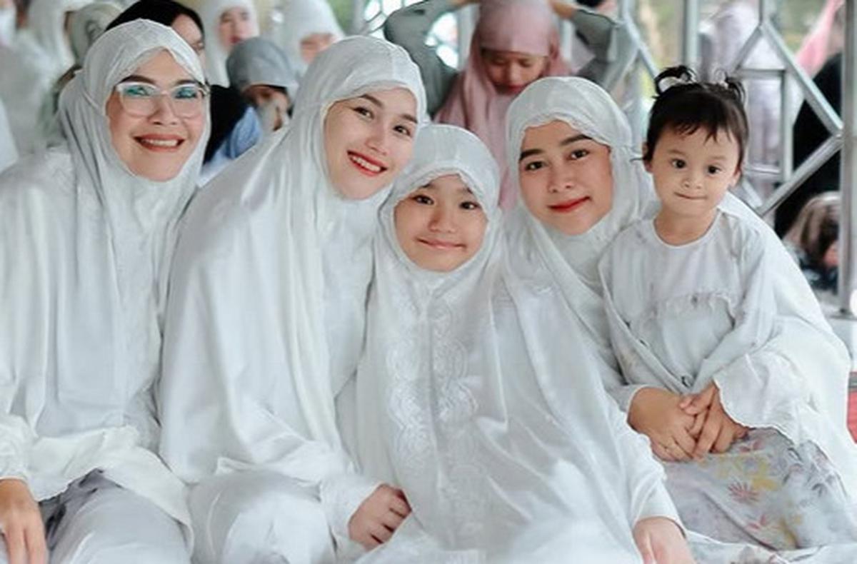 Potret Ayu Ting Ting Kompak Bareng Keluarga Rayakan Idul Adha 2025 dengan Seragam dan Kurban Sapi Limosin