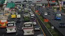 Kendaraan melintas di ruas jalan Tol Jakarta-Cikampek, Bekasi, Jawa Barat, Sabtu (29/12). Menghadapi libur panjang akhir tahun diperkirakan volume kendaraan meningkat hingga 30 persen. (Merdeka.com/Imam  Buhori)