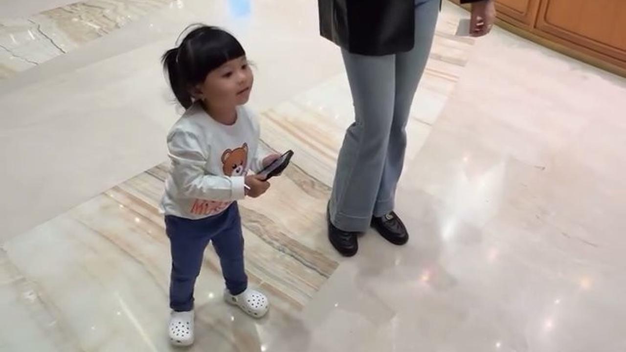 Momen Ameena Jadi Fotografer Thariq Halilintar dan Aaliyah Massaid, Arahkan Gaya Juga