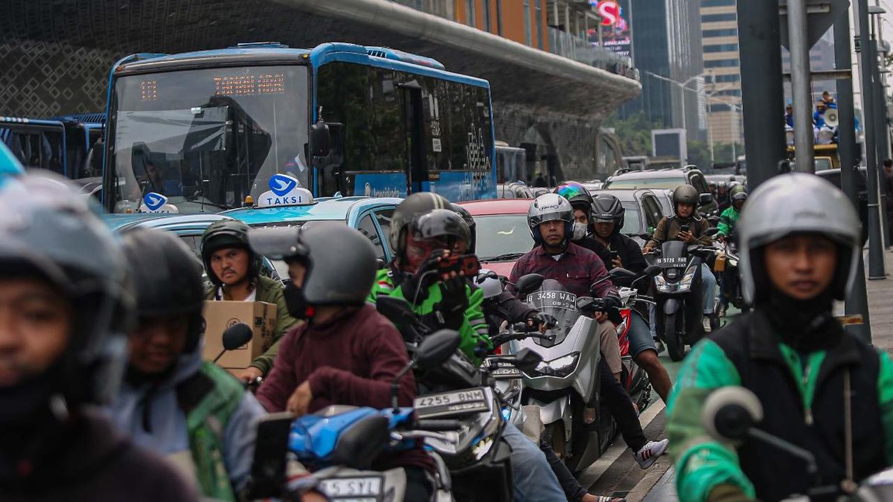Sejumlah pengendara terjebak kemacetan parah di kawasan Bundaran HI, Jakarta, Rabu (1/5/2024). Kemacetan parah ini terjadi ketika ribuan buruh menggelar aksi unjuk rasa memperingati May Day atau Hari Buruh Sedunia di sejumlah titik di Jakarta. Foto: Liput