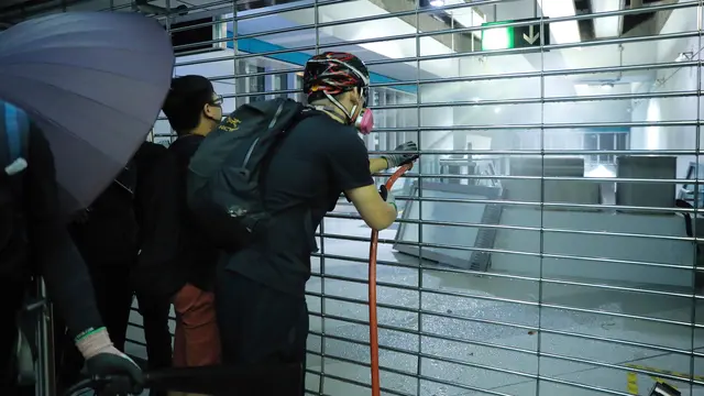 Ricuh Unjuk Rasa di Stasiun MTR Hong Kong