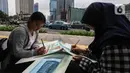 Dua mahasiswa Institut Kesenian Jakarta melukis suasana di sekitar kawasan Bundaran HI Jakarta, Kamis (5/12/2019). Kegiatan melukis ini merupakan salah satu tugas bagi mahasiswa baru guna mengembangkan keahlian dalam bidang seni rupa. (Liputan6.com/Faizal Fanani)