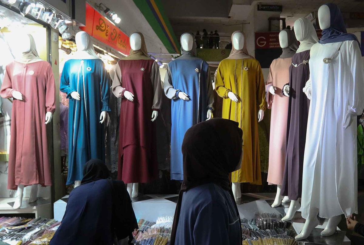 FOTO:   Hampir Sepekan Jelang Lebaran, Warga Memadati Pasar Tanah Abang