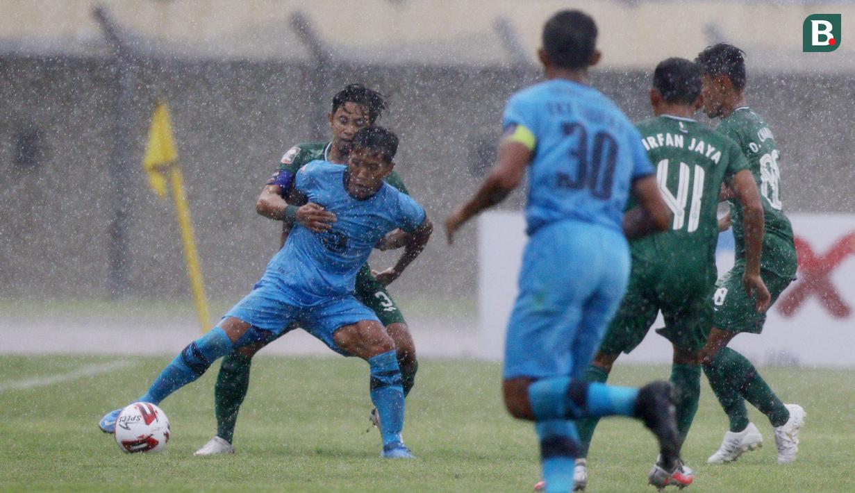 Pemain Persela Lamongan, Ahmad Bustomi (depan) dijaga ketat pemain PSS Sleman, Bagus Nirwanto dalam laga matchday ke-2 Grup C Piala Menpora 2021 di Stadion Si Jalak Harupat, Bandung, Minggu (28/3/2021). (Bola.com/M Iqbal Ichsan)