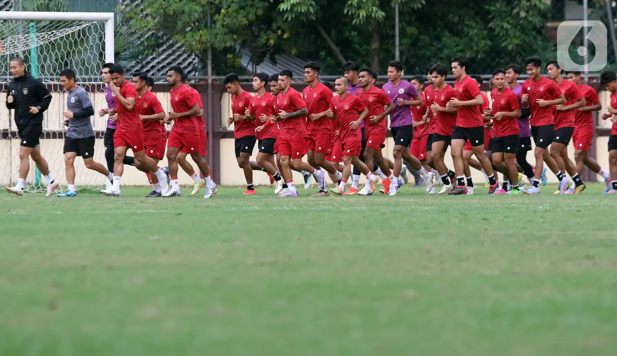 Pesepakbola yang tergabung dalam timnas Indonesia dan timnas Indonesia U-20 berlari bersama mengelilingi Stadion Perguruan Tinggi Ilmu Kepolisian (PTIK) Jakarta, Senin (20/3/2023). (Liputan6.com/Helmi Fithriansyah)