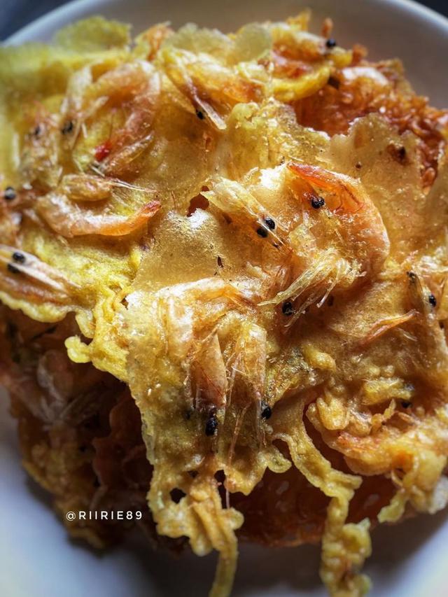 Rempeyek udang rebon