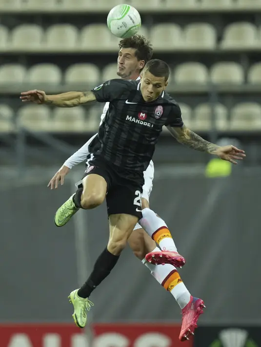 Gelandang Zorya Luhansk, Artem Gromov berebut bola dengan gelandang AS Roma Nicolo Zaniolo pada lanjutan matchday kedua Grup C Liga Konferensi Eropa, Jumat (1/10/2021) dini hari WIB. AS Roma menang meyakinkan 3-0. (AP Photo/Oleg Kozin)