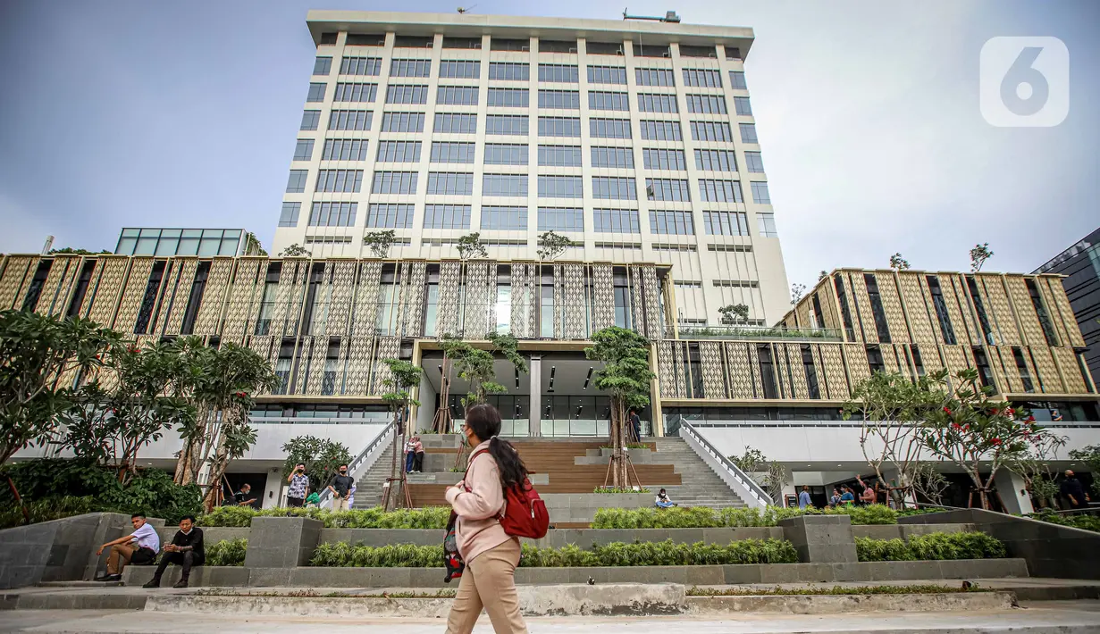 Seorang perempuan melintas di depan Gedung Sarinah yang beroperasi kembali  di Jalan MH Thamrin Jakarta Pusat, Senin (21/3/2022). Pembukaan dilakukan setelah pusat perbelanjaan pertama di Indonesia ini melalui proses pemugaran gedung untuk pembaruan dan penyegaran. (Liputan6.com/Faizal Fanani)