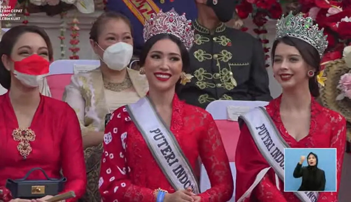 Dr. Reisha Brotoasmoro menjadi salah satu tamu yang hadir dalam perayaan HUT ke-77 RI di Istana Merdeka, Jakarta. Ia duduk di samping dua Puteri Indonesia 2022, yakni  Laksmi Shari De Neefe Suardana dan Cindy May Mc Guire. Ketiga perempuan cantik ini tampil senada dengan busana bernuansa merah dan kain batik.(Tangkapan layar YouTube Sekretariat Presiden)