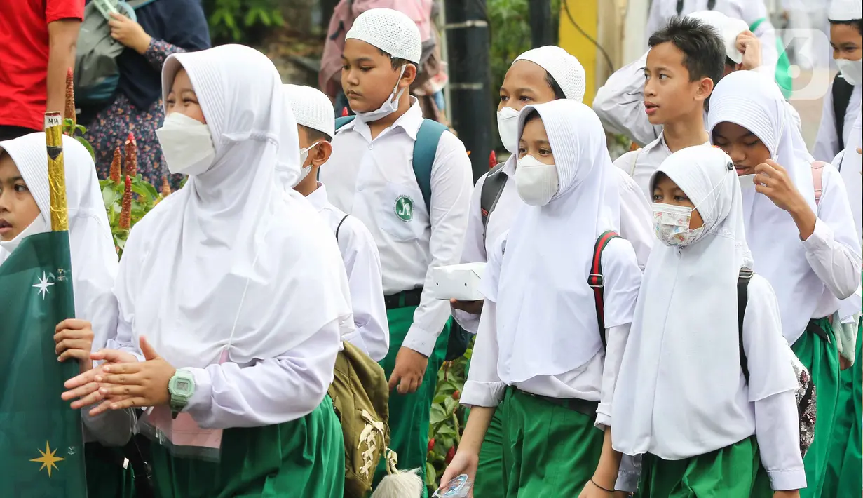 Murid sekolah melakukan pawai mengelilingi Kawasan Pejambon dan Gambir di Jakarta, Sabtu (8/10/2022). Pawai tersebut diikuti ratusan peserta dari Madrasah Ibtidaiyah (MI), Madrasah Tsanawiyah Negeri (MTsN), Madrasah Aliyah dan perwakilan Majelis Taklim Istiqlal dalam rangka memperingati Maulid Nabi Muhammad SAW. (Liputan6.com/Herman Zakharia)