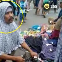 Foto bapak jualan jilbab diduga di Tanah Abang, beredar di media sosial. Netizen heboh dan kumisnya itu, lho, gak nahan, hihihi.