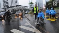 Penyandang disabilitas mencoba fasilitas penyeberangan yang baru dibangun oleh Pemprov DKI di kawasan Dukuh Atas, Jakarta, Senin (3/12). Kegiatan ini difasilitasi oleh Institute of Professional Training And Development (IPTD). (Merdeka.com/Arie Basuki)