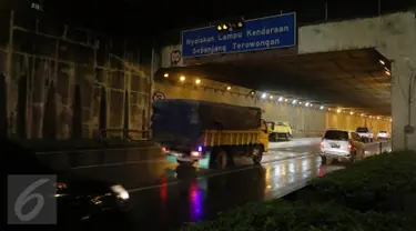 Sejumlah kendaraan melintasi ruas Tol JORR tepatnya di terowongan Pasar Rebo, Jakarta, Senin (29/2) malam. Kemacetan panjang terjadi sepanjang 15 kilometer arah ke Kampung Rambutan akibat jalan yang kembali berlubang. (Liputan6.com/Herman Zakharia)