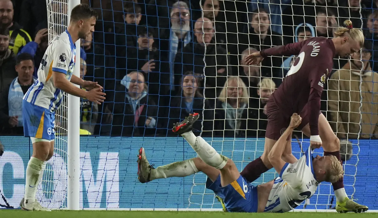 Pemain Manchester City, Erling Haaland (kanan atas) terlibat persetruan dengan pemain Brighton, Paul Van Hecke pada laga lanjutan Liga Inggris 2024/2025 yang berlangsung di American Express Community Stadium, Brighton, Inggris, Minggu (10/11/2024) WIB. (AP Photo/Alastair Grant)