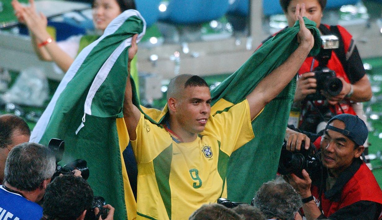 Ronaldo Nazario De Lima. Eks striker Brasil yang kini berusia 45 tahun dan kini menjabat sebagai presiden klub Real Valladolid ini menjadi bintang dalam putaran final Piala Dunia 2002 yang berlangsung di Jepang dan Korea Selatan. Dua golnya di laga final membawa Brasil meraih trofi Piala Dunia 2002 usai mengalahkan Jerman 2-0. Total ia mengemas 8 gol dan membawanya merebut Sepatu Emas sebagai pencetak gol terbanyak sepanjang turnamen. (AFP/Roberto Schmidt)