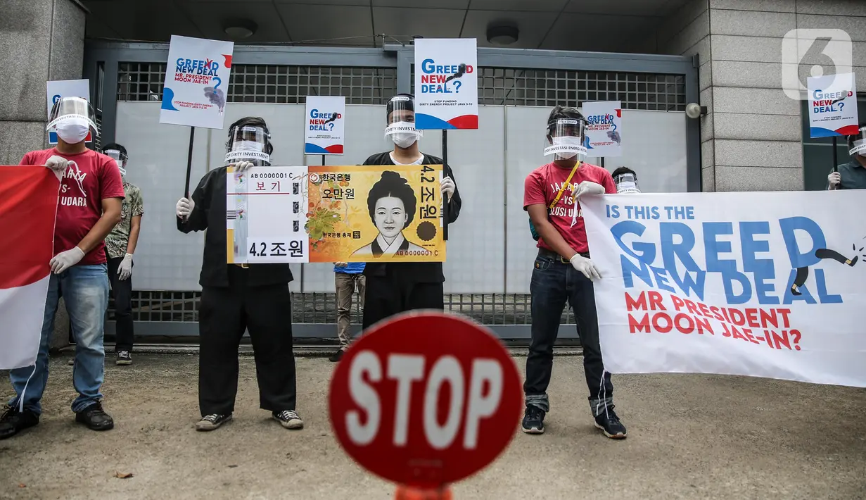 Massa mengenakan pelindung wajah dan masker saat menggelar aksi di depan Kedubes Korea Selatan di Jakarta, Kamis (25/6/2020). Dalam aksinya, mereka meminta Korsel membatalkan rencana pendanan untuk proyek PLTU Jawa 9 dan 10 di Banten yang dinilai merusak lingkungan. (Liputan6.com/Faizal Fanani)