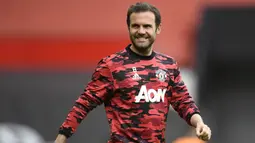 Juan Mata seolah menjadi pemain terlupakan di skuat utama Setan Merah asuhan Ole Gunnar Solskjaer. Mata baru tampil sekali pada musim ini saat laga kontra West Ham di ajang Carabao Cup. Kontrak pemain 33 tahun tersebut diketahui akan berakhir pada musim ini. (AFP/Peter Powell)