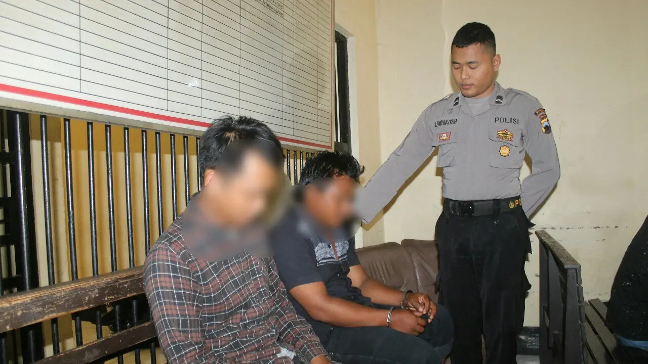 Polisi Kebumen menangkap dua tersangka pencurian ponsel spesialis dashboard sepeda motor. (Foto: Liputan6.com/Polres Kebumen/Muhamad Ridlo)