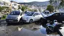 Mobil-mobil ditumpuk setelah gempa bumi di pelabuhan Vathi di timur pulau Aegean Samos, Yunani (30/10/2020). Gempa bumi kuat melanda Laut Aegea antara pantai Turki dan pulau Samos di Yunani. (AP Photo / Michael Svarnias)