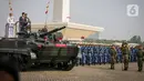 Jokowi menaiki tank BMP-3F yang merupakan jenis tank amfibi untuk mengecek pasukan. (Liputan6.com/Faizal Fanani)