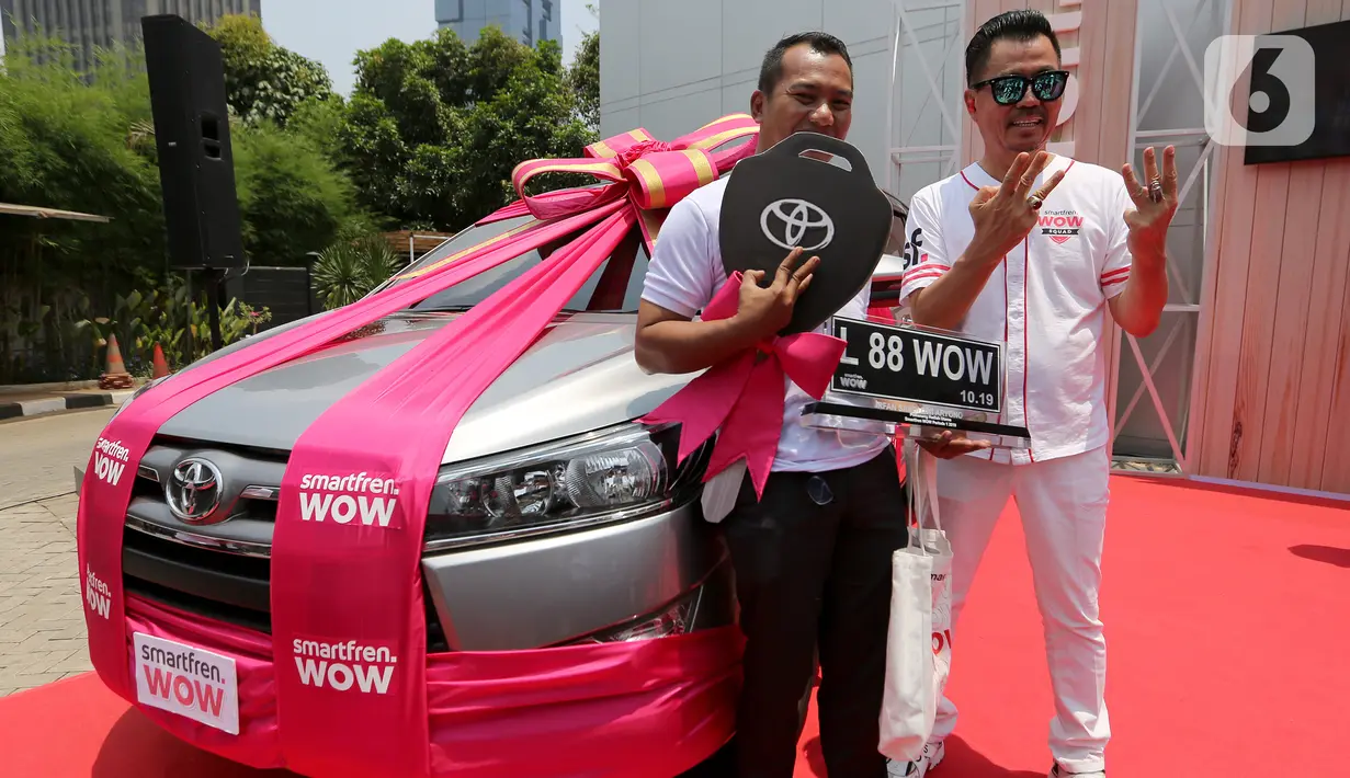 Deputy CEO SmartFren Djoko Tata Ibrahim foto bersama pemenang mobil program undian SmarFren WOW di Jakarta, Senin (14/10/2019). Program Undian SmartFren WOW merupakan program apresiasi untuk mewujudkan mimpi pelanggan.(Liputan6.com/HO/Agus)