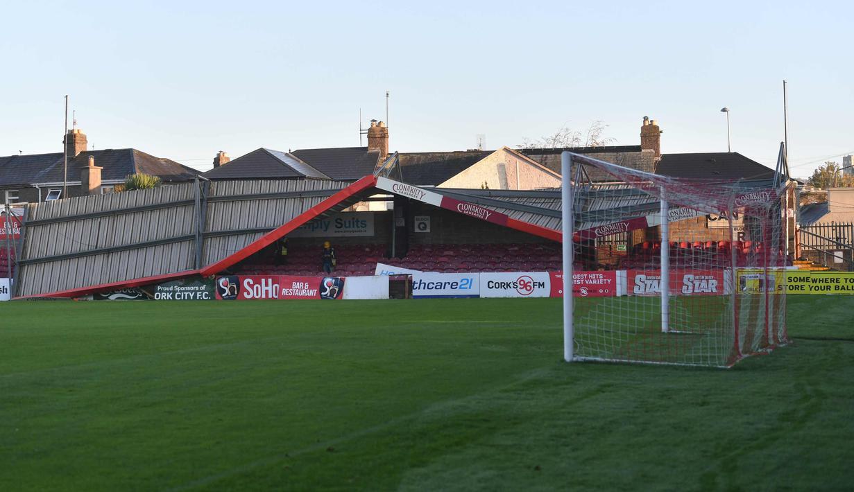 Kondisi atap stadion Turners Cross markas klub Cork City usai diterjang badai Ophelia di kota Cork, Irlandia barat daya (17/10). Badai yang belum pernah terjadi di Irlandia ini menewaskan tiga orang. (AFP Photo/Ben Stansall)