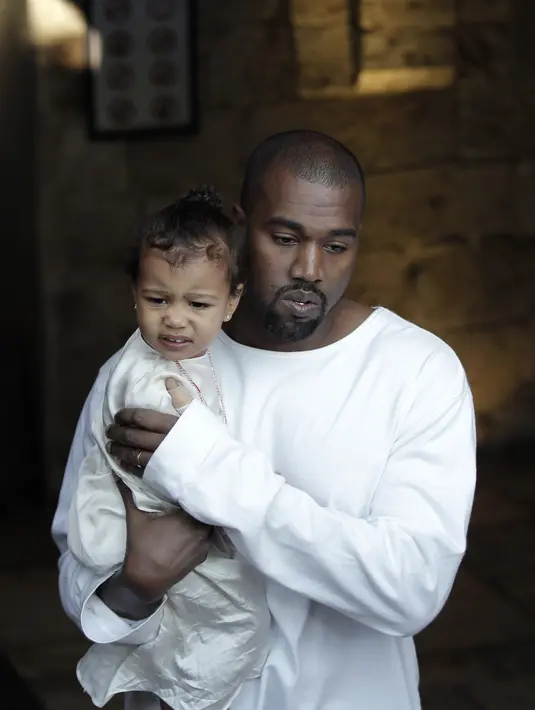 Selain memiliki pakaian dan perhiasan yang mahal, Kim Kardashian tak ragukan lagi untuk membeli beberapa sepasang sepatu mahal untuk North West. (AFP/Bintang.com)