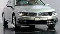 VW Passat terbaru yang diluncurkan di Potsdam, (3/7/2014), merupakan generasi kedelapan mobil keluarga yang diproduksi oleh pabrikan asal Jerman, Volkswagen, sejak 1973. (AFP PHOTO/DPA/Ralf Hirschberger)