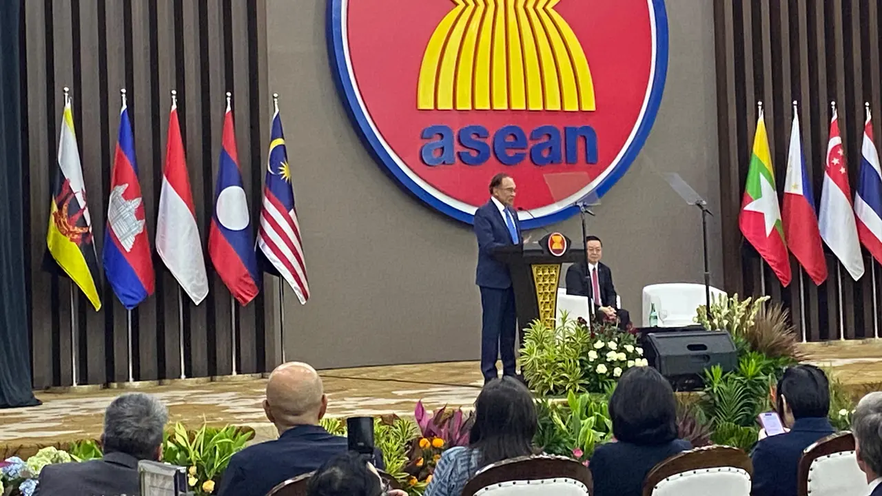 Perdana Menteri Malaysia Anwar Ibrahim menyampaikan pidato kebijakan politiknya di Sekretariat ASEAN, Jakarta, pada Selasa (29/7/2025) (Dok. Liputan6.com/Teddy Tri Setio Berty).
