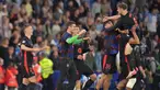 Para pemain Barcelona merayakan kemenangan setelah memenangkan pertandingan sepak bola Liga Spanyol melawan RCD Espanyol di Stadion RCDE, Cornella de Llobregat, pada 15 Mei 2025 waktu setempat atau Jumat (16/5/2025) dini hari WIB. (MANAURE QUINTERO/AFP)