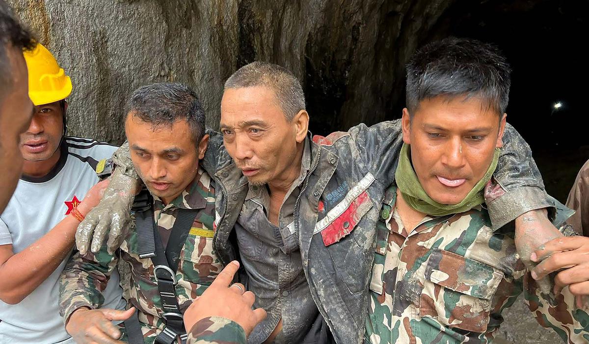 Empat Orang Ditemukan Hidup 10 Hari Setelah Banjir Bandang Nepal