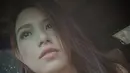 Potret sederhana nan cantik dari Lady Nayoan di tahun 2018. Ia tampil dengan makeup minimalis, menggunakan bulu mata palsu, perona pipi, dan lipstik bernuansa merah muda. Rambut panjang dibiarkan tergerai dan ditarik ke satu sisi. Foto: Instagram.